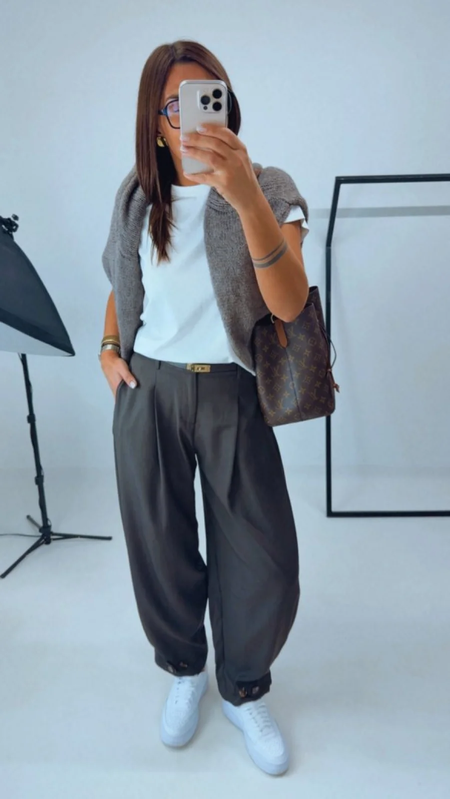 KALHOTY BROWN V