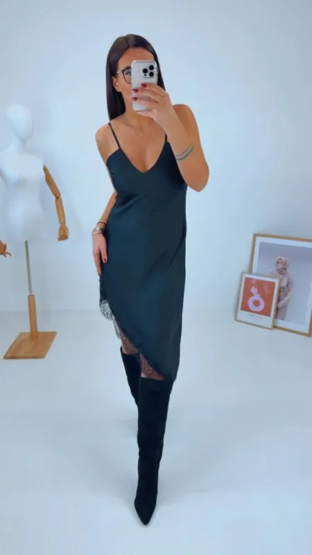 SATÉNOVÉ ŠATY S KRAJKOU