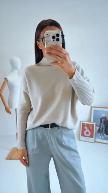 BEIGE OVERSIZED SVETR 