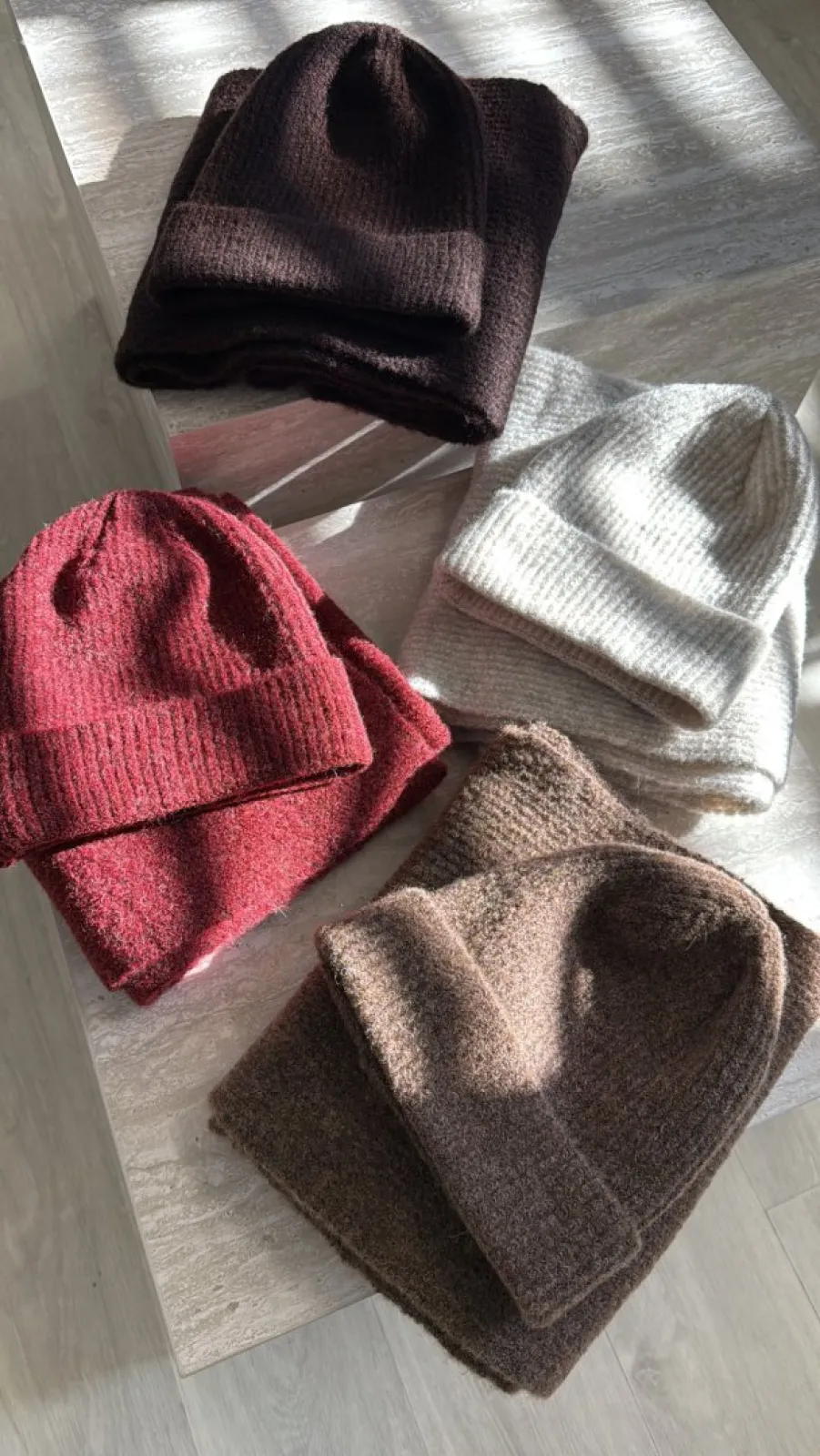 SET ČEPICE + ŠÁLA